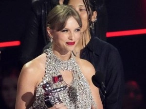 Taylor Swift's 2022 VMAs Highlights: Album Announcement, 'Super Bass' Rap, and More